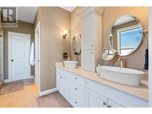 1014 Hewetson Avenue, Kelowna, BC - Indoor Photo Showing Bathroom