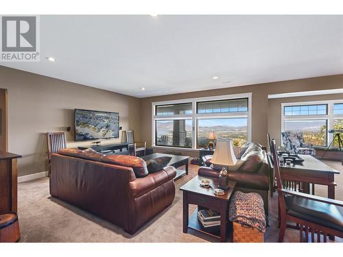 1014 Hewetson Avenue, Kelowna, BC - Indoor Photo Showing Living Room