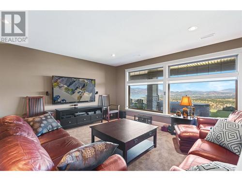 1014 Hewetson Avenue, Kelowna, BC - Indoor Photo Showing Living Room