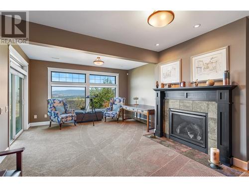 1014 Hewetson Avenue, Kelowna, BC - Indoor Photo Showing Living Room With Fireplace