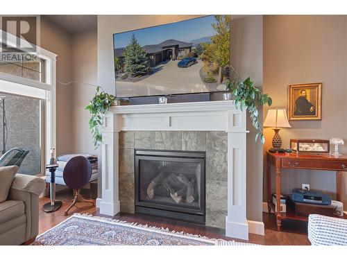 1014 Hewetson Avenue, Kelowna, BC - Indoor Photo Showing Living Room With Fireplace