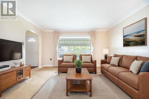 44 Maple Avenue N, Mississauga, ON - Indoor Photo Showing Living Room