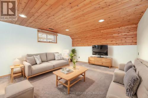 44 Maple Avenue N, Mississauga, ON - Indoor Photo Showing Living Room