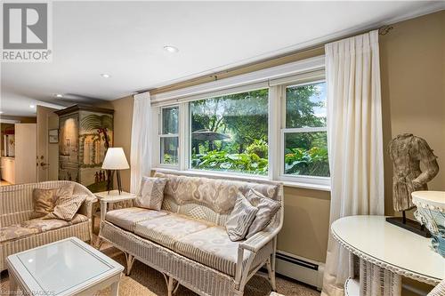 170 4Th Street W, Owen Sound, ON - Indoor Photo Showing Living Room