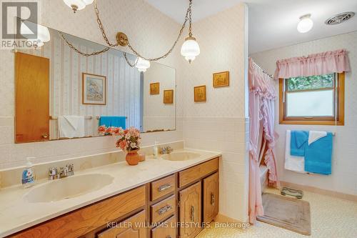 5-Piece Bath - 17988 Thorndale Road, Thames Centre (Thorndale), ON - Indoor Photo Showing Bathroom