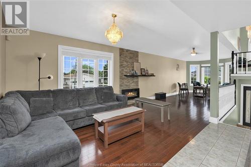 1546 Reading Street, Windsor, ON - Indoor Photo Showing Living Room With Fireplace