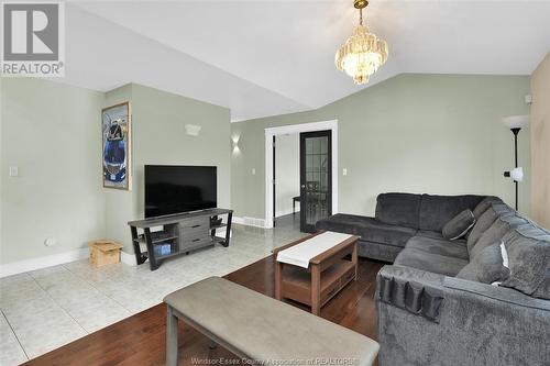 1546 Reading Street, Windsor, ON - Indoor Photo Showing Living Room