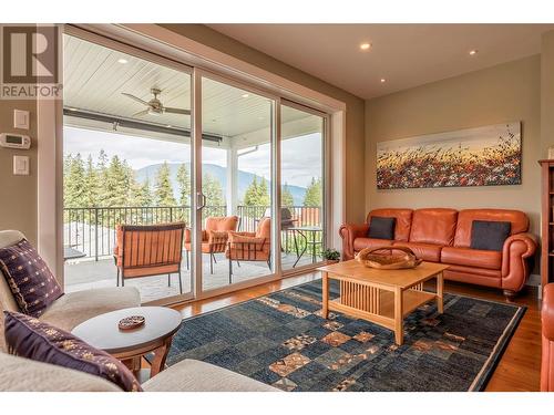 4230 20 Street Ne, Salmon Arm, BC - Indoor Photo Showing Living Room