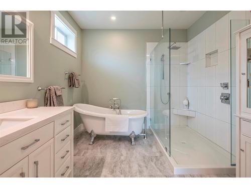 4230 20 Street Ne, Salmon Arm, BC - Indoor Photo Showing Bathroom