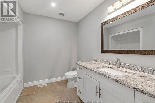 20 Betty Court, Chatham, ON - Indoor Photo Showing Bathroom