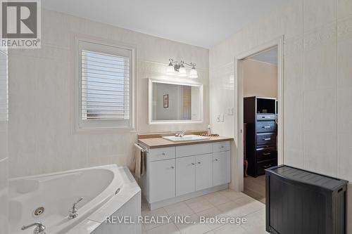 4045 Fieldstone Avenue, Niagara Falls, ON - Indoor Photo Showing Bathroom