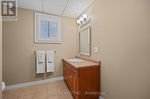 4045 Fieldstone Avenue, Niagara Falls, ON - Indoor Photo Showing Bathroom