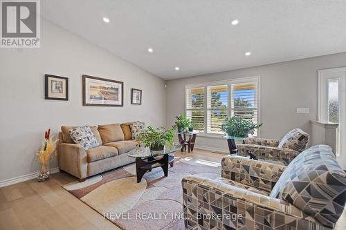 4045 Fieldstone Avenue, Niagara Falls, ON - Indoor Photo Showing Living Room