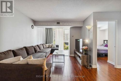 611 - 285 Enfield Place, Mississauga (City Centre), ON - Indoor Photo Showing Living Room