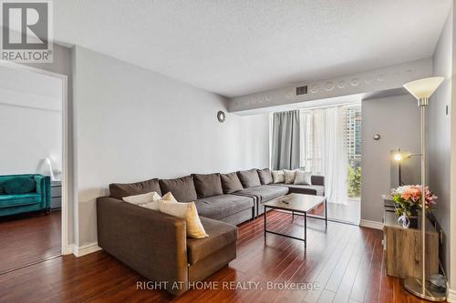 611 - 285 Enfield Place, Mississauga (City Centre), ON - Indoor Photo Showing Living Room