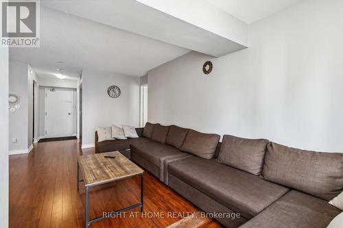 611 - 285 Enfield Place, Mississauga (City Centre), ON - Indoor Photo Showing Living Room