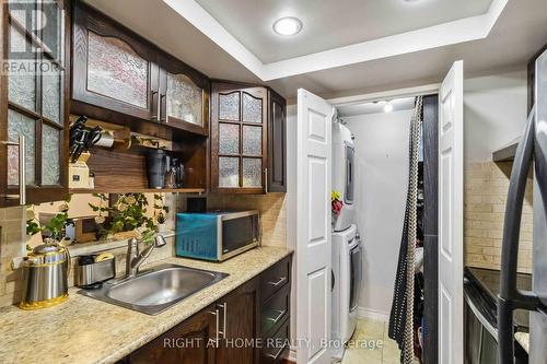 611 - 285 Enfield Place, Mississauga (City Centre), ON - Indoor Photo Showing Kitchen