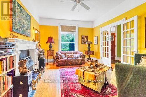 572 Charlotte Street, Peterborough (Downtown), ON - Indoor Photo Showing Living Room