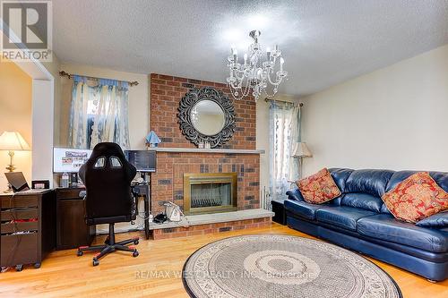 27 Pine Bough Manor, Richmond Hill (Devonsleigh), ON - Indoor Photo Showing Living Room With Fireplace