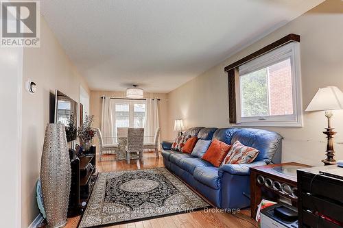 27 Pine Bough Manor, Richmond Hill, ON - Indoor Photo Showing Living Room