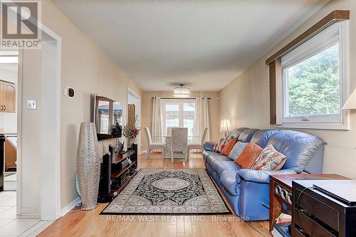 27 Pine Bough Manor, Richmond Hill (Devonsleigh), ON - Indoor Photo Showing Living Room