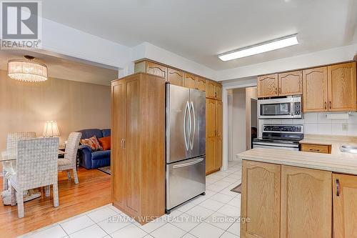 27 Pine Bough Manor, Richmond Hill, ON - Indoor Photo Showing Kitchen