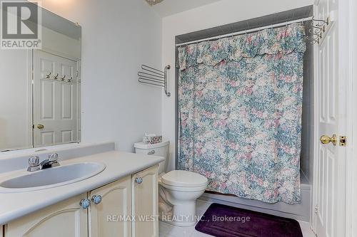 27 Pine Bough Manor, Richmond Hill, ON - Indoor Photo Showing Bathroom