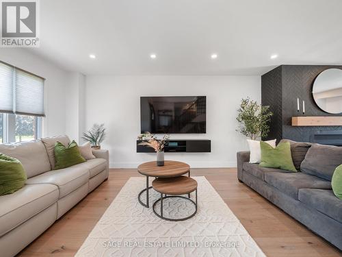 2308 Victoria Street S, Innisfil (Stroud), ON - Indoor Photo Showing Living Room