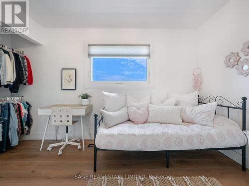 2308 Victoria Street S, Innisfil (Stroud), ON - Indoor Photo Showing Bedroom