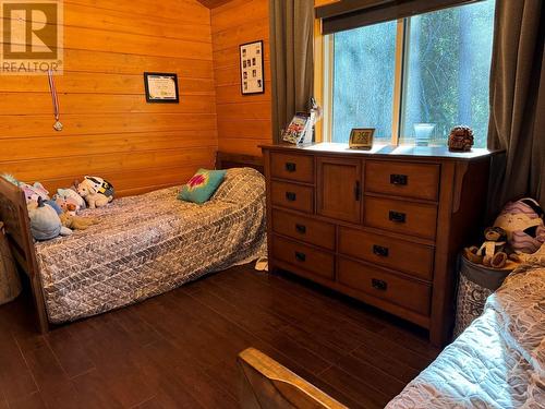 87 Larson Road, Christina Lake, BC - Indoor Photo Showing Bedroom