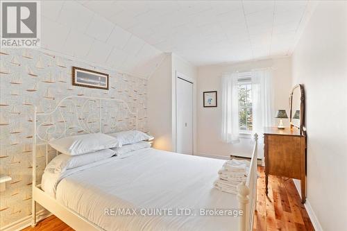 32 Queen Street, Prince Edward County (Picton), ON - Indoor Photo Showing Bedroom