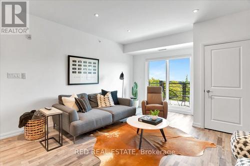 616 - 302 Essa Road, Barrie (400 West), ON - Indoor Photo Showing Living Room