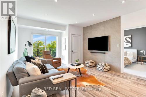 616 - 302 Essa Road, Barrie (400 West), ON - Indoor Photo Showing Living Room