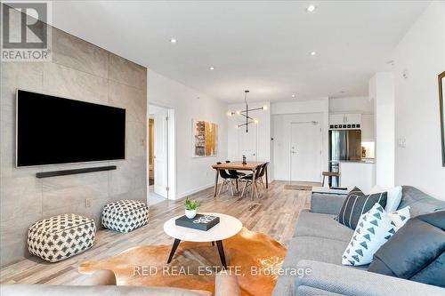 616 - 302 Essa Road, Barrie (400 West), ON - Indoor Photo Showing Living Room