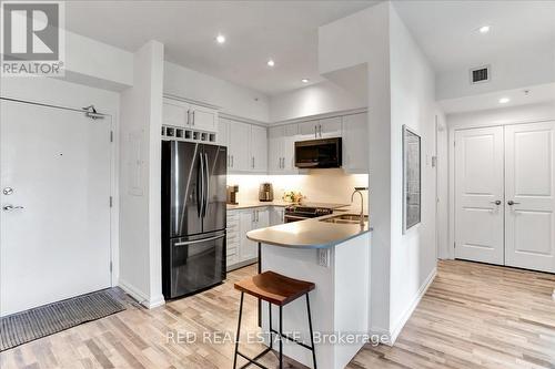 616 - 302 Essa Road, Barrie (400 West), ON - Indoor Photo Showing Kitchen With Upgraded Kitchen