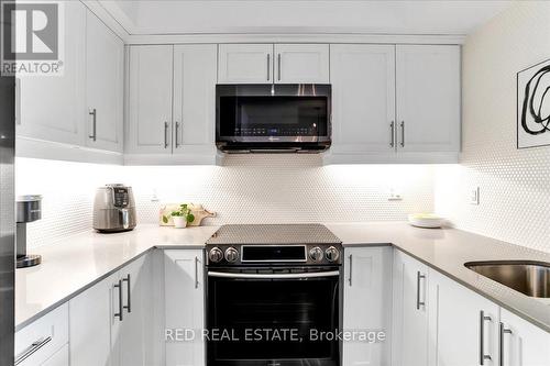 616 - 302 Essa Road, Barrie (400 West), ON - Indoor Photo Showing Kitchen With Upgraded Kitchen