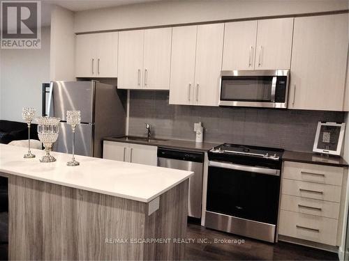 2304 - 15 Queen Street S, Hamilton (Central), ON - Indoor Photo Showing Kitchen With Upgraded Kitchen