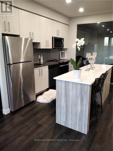 2304 - 15 Queen Street S, Hamilton (Central), ON - Indoor Photo Showing Kitchen