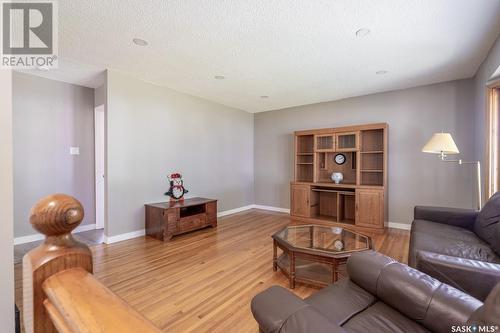 95 Mcinnis Crescent, Regina, SK - Indoor Photo Showing Living Room