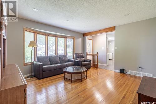 95 Mcinnis Crescent, Regina, SK - Indoor Photo Showing Living Room