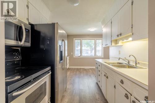 95 Mcinnis Crescent, Regina, SK - Indoor Photo Showing Kitchen With Double Sink