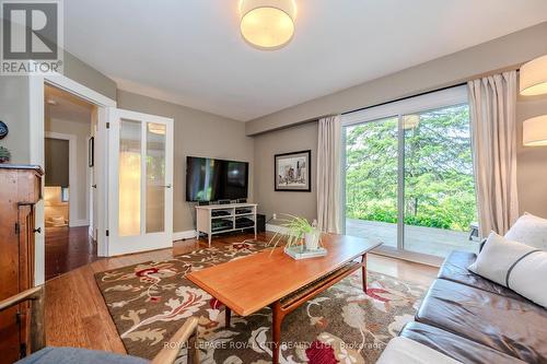 940 Watson Road, Puslinch, ON - Indoor Photo Showing Living Room