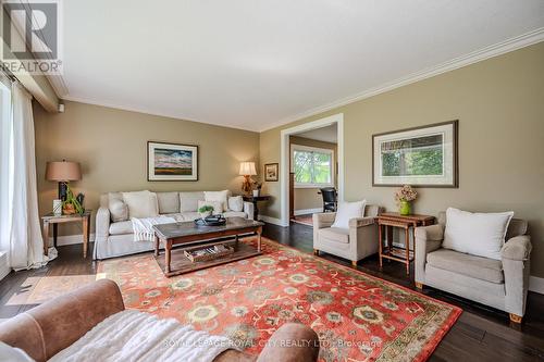 940 Watson Road, Puslinch, ON - Indoor Photo Showing Living Room