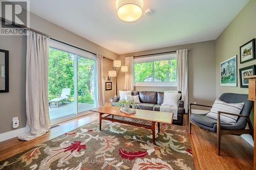 940 Watson Road, Puslinch, ON - Indoor Photo Showing Living Room