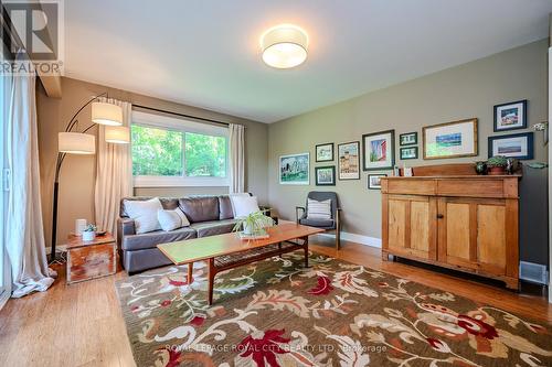 940 Watson Road, Puslinch, ON - Indoor Photo Showing Living Room