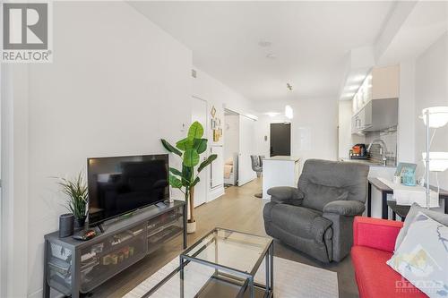 255 Bay Street Unit#708, Ottawa, ON - Indoor Photo Showing Living Room