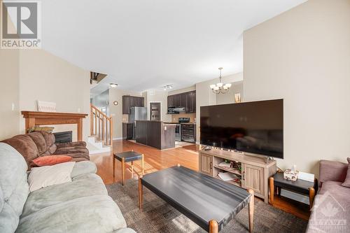 334 Grammond Circle, Ottawa, ON - Indoor Photo Showing Living Room