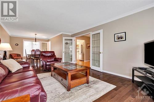 548 Loucks Drive, Russell, ON - Indoor Photo Showing Living Room