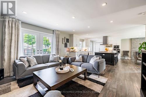 4310 Line 6, Bradford West Gwillimbury (Bradford), ON - Indoor Photo Showing Living Room