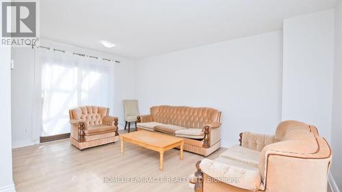 8 Hillbank Trail, Brampton (Central Park), ON - Indoor Photo Showing Living Room